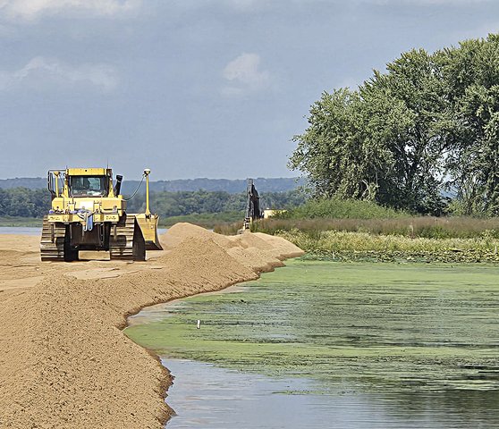 Mississippi River Restoration project building islands in Pool 10