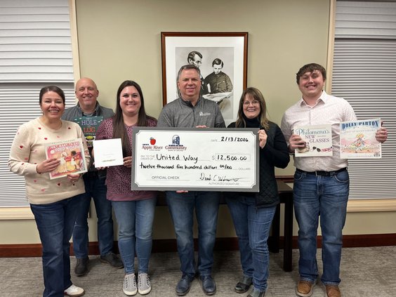 Apple River State Bank supports Dolly Parton’s Imagination Library for 10th time