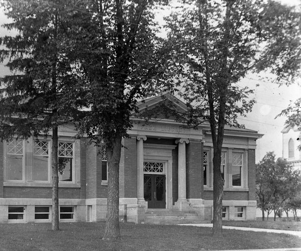 Monroe picks Ludlow over Carnegie