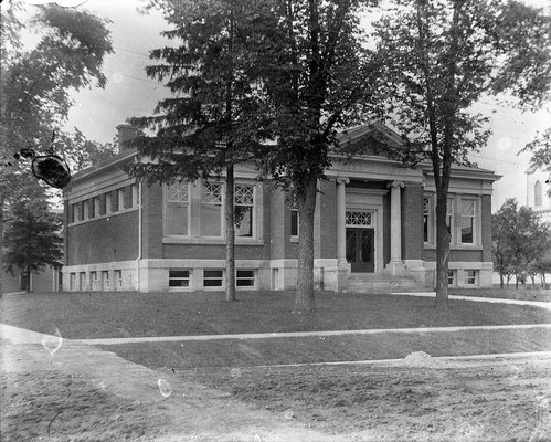 Monroe picks Ludlow over Carnegie