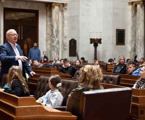 DEMS 4th Grade Visits State Capitol
