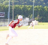 Kaden Roberts runs out ground ball to third vs PdC