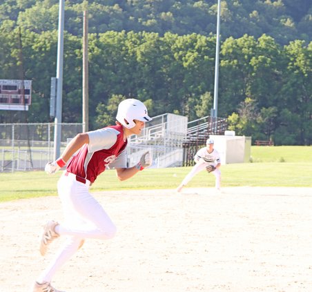 Kaden Roberts runs out ground ball to third vs PdC